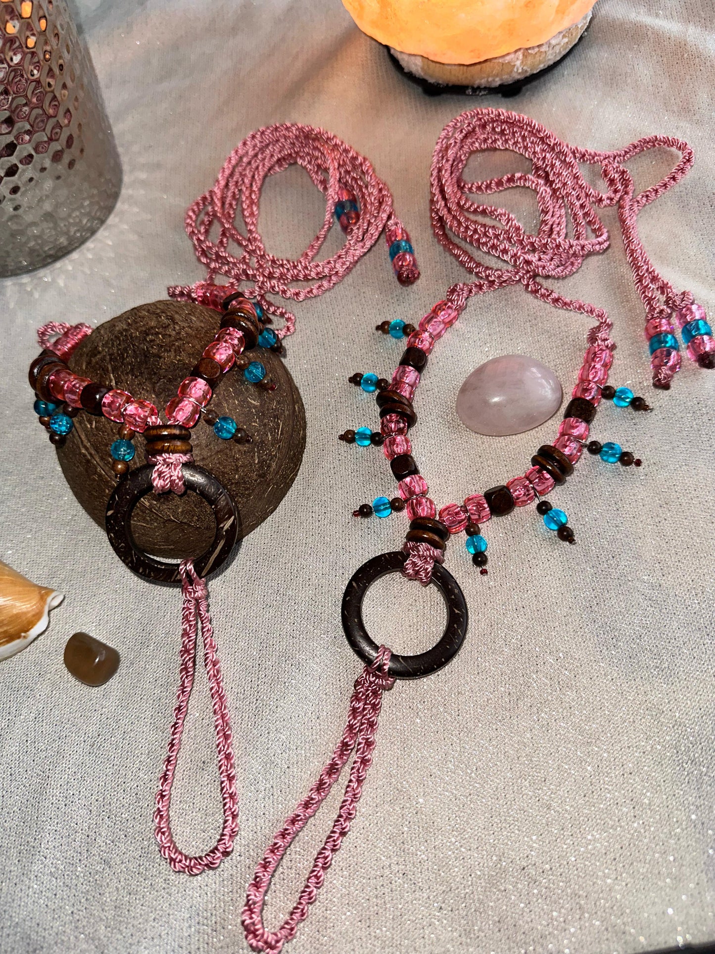 Sandalias de pies descalzos hechas a mano (par) rosa y azul-coco con madera de sándalo