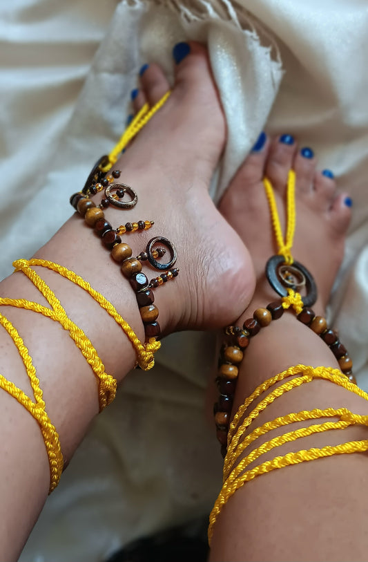 Sandalias pies descalzos amarillo, coco, huesos, madera