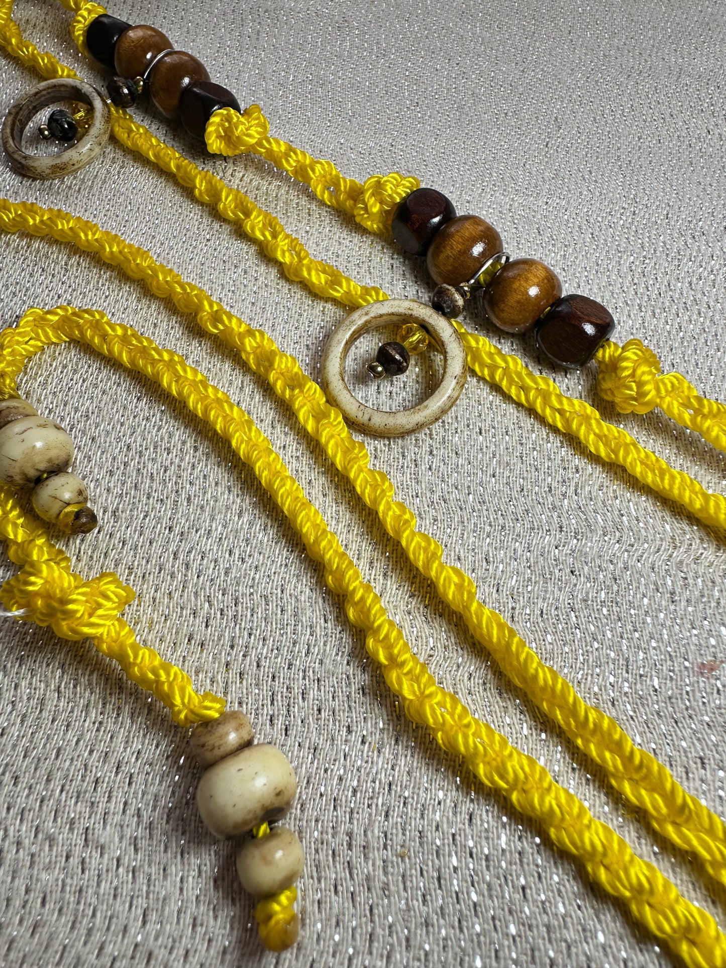 Accesorio de cintura amarillo y huesos (O/S)