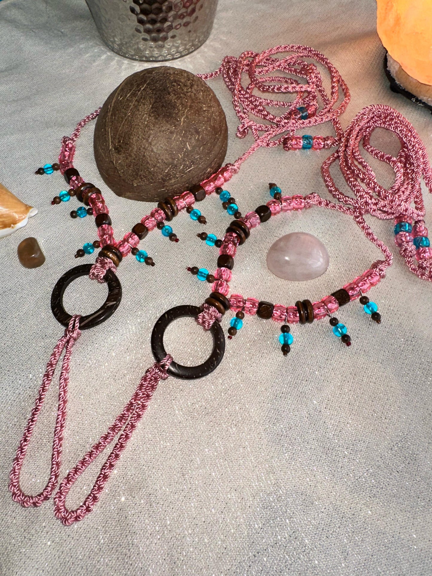 Sandalias de pies descalzos hechas a mano (par) rosa y azul-coco con madera de sándalo