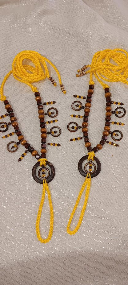 Sandalias pies descalzos amarillo, coco, huesos, madera