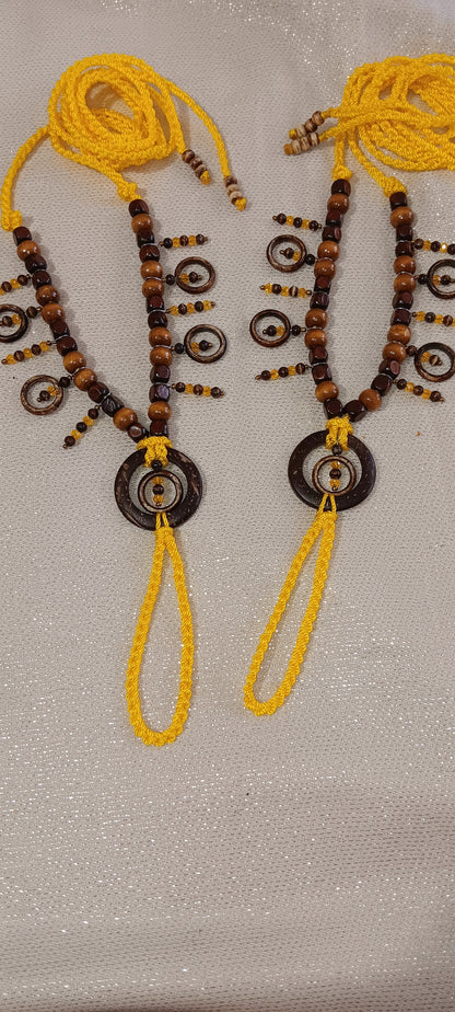Sandalias pies descalzos amarillo, coco, huesos, madera