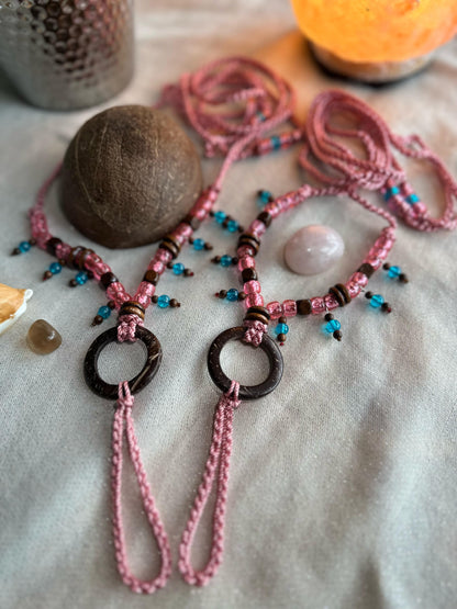 Sandalias de pies descalzos hechas a mano (par) rosa y azul-coco con madera de sándalo
